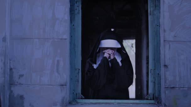 Freira zombie. Mulher diabólica disfarçada de freira a andar pelo templo. Dia das Bruxas — Vídeo de Stock