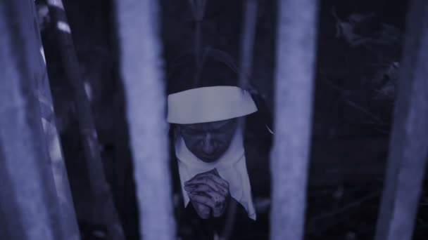 Зомби-монашка. Дьявольская женщина в костюме монахини ходит по храму. Хэллоуин — стоковое видео