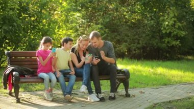 Tezgah ve kullanım mobil akıllı telefonlar üzerinde oturan çocuk ile anne