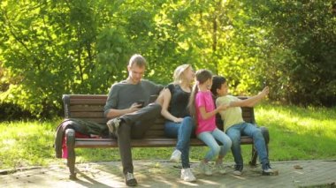 Aile şımartın. selfie Park yapıyor. sanal yüz selfie için. Canlı Filtreler