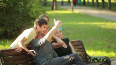 Aile şımartın. selfie Park yapıyor. sanal yüz selfie için. Canlı Filtreler