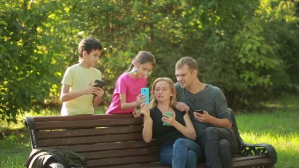 Geniet van de familie. selfie in het park te doen. virtuele gezichten voor selfie. Actieve Filters — Stockvideo