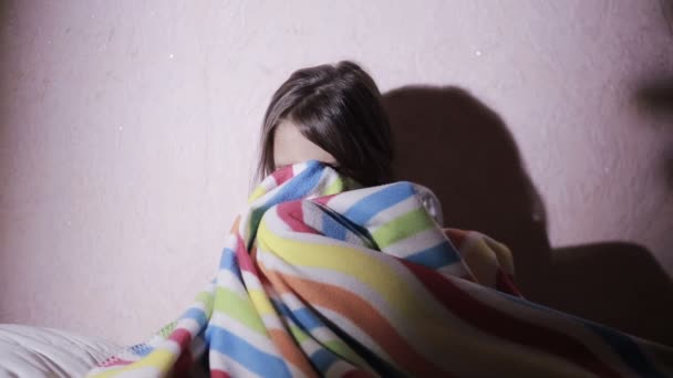 Ragazza sotto le coperte nella notte paura dei fantasmi. incubi . — Video Stock