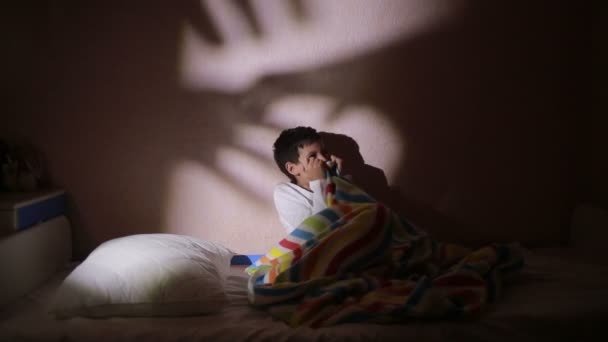 De jongen is bang voor spoken 's nachts. nachtmerries van het kind — Stockvideo