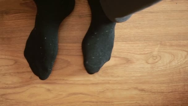 Чоловік кладе шкарпетки. чоловік знімає шкарпетки. крупним планом — стокове відео