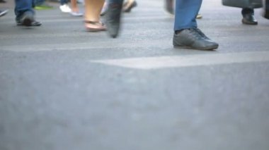 ayak yaya geçidi. İnsanlar karşıdan karşıya. kaldırımda yürürken ayakları.