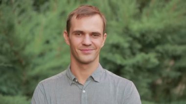 adam bir öpücük gönderir. mutlu bir adam hayattan zevk. sevimli gülümsüyor. Ellerini öpmek.