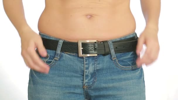 Женщина толстый живот. Избыточный вес и потеря веса. девушка тянет живот — стоковое видео
