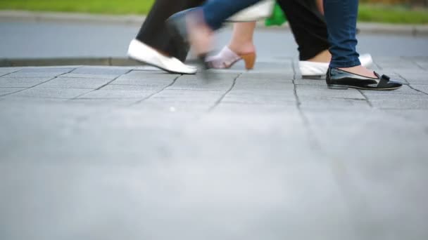 Paso peatonal. La gente cruza la calle. pies caminando sobre el pavimento . — Vídeo de stock