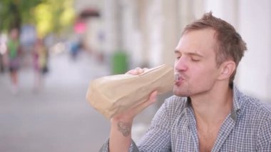 hırpani adam sokakta alkol. bira bir kağıt torba.