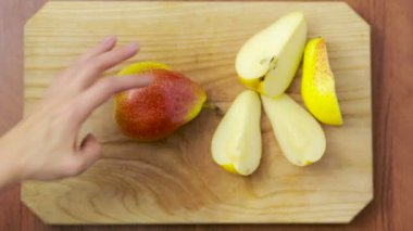 kadın bir armut ahşap bir gemide keser. Üstten Görünüm