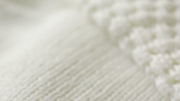 Trama di lana lavorata a maglia bianca. uso come sfondo. primo piano — Video Stock