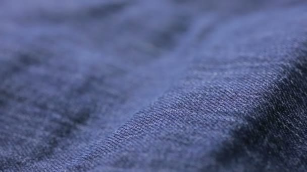 Сині джинси текстури. може використовуватись як фон. крупним планом джинсовий — стокове відео