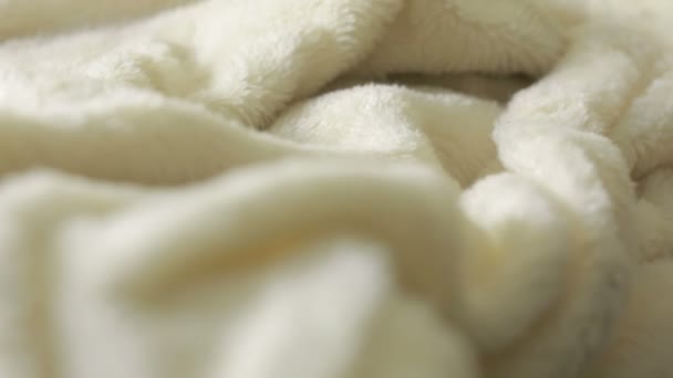 Arka plan veya doku için beyaz kürk. sıcak battaniye — Stok video