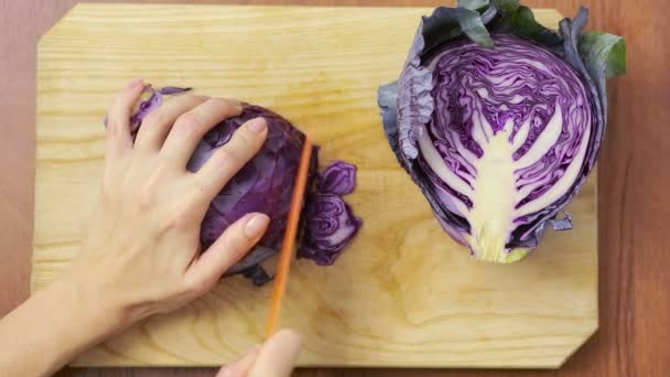 Female hands chopped cabbage on wooden board, close-up. top view — Stock Video