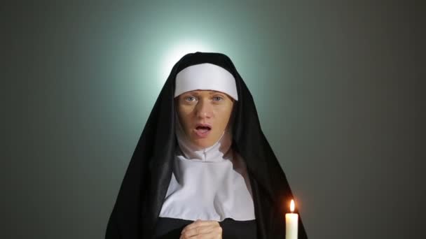 Halloween. Nun bidt. schaduwen in de vorm van de duivel. exorcisme — Stockvideo