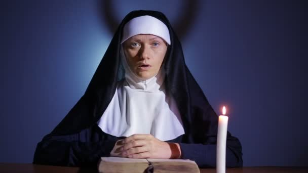 Хэллоуин. Монахиня молится. тени в облике дьявола. экзорцизм — стоковое видео