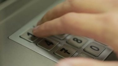 adam el ATM makine dokunmadan. parola kazanıyor.