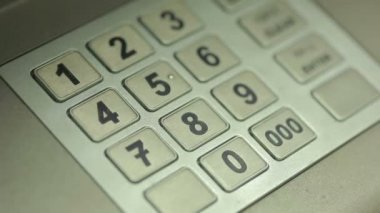 kadın el ATM makine dokunmadan. parola kazanıyor.