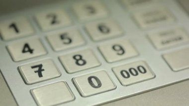 adam el ATM makine dokunmadan. parola kazanıyor.