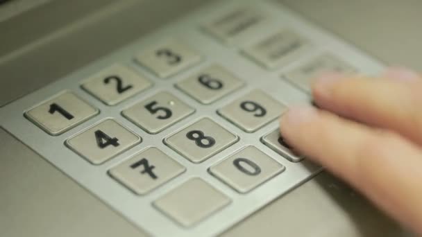 Adam el ATM makine dokunmadan. parola kazanıyor. — Stok video