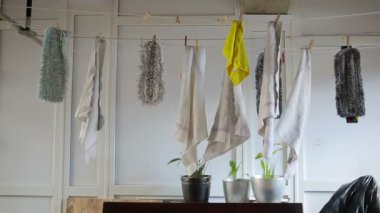 paspas clothesline üzerinde kurutulur. havlu clothesline üzerinde. Rüzgar bir beze