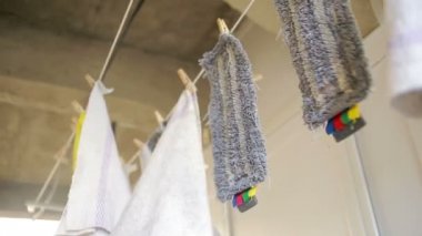 paspas clothesline üzerinde kurutulur. havlu clothesline üzerinde. Rüzgar bir beze
