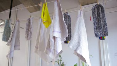paspas clothesline üzerinde kurutulur. havlu clothesline üzerinde. Rüzgar bir beze