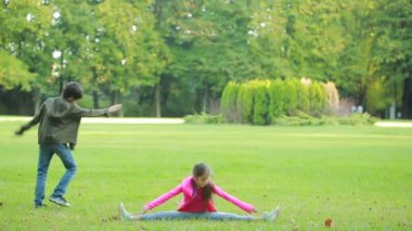 Çocuk takla yapıyor. Çocuk açık havada oyun. kız ve erkek kardeşim akrobatlar.