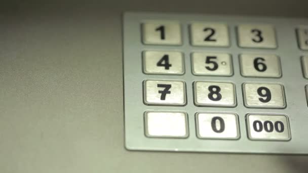 Vrouw hand aanraken van de ATM-machine. verkrijgen van wachtwoord. — Stockvideo