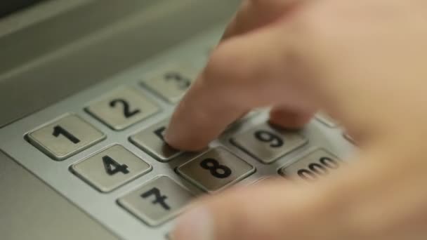 Man hand aanraken van de ATM-machine. verkrijgen van wachtwoord. — Stockvideo