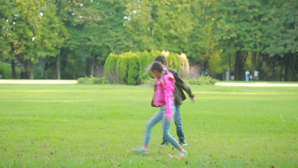 Παιδί να κάνει την Τούμπα. τα παιδιά παίζουν σε εξωτερικούς χώρους. αδελφός και αδελφή ακροβάτες. — Αρχείο Βίντεο
