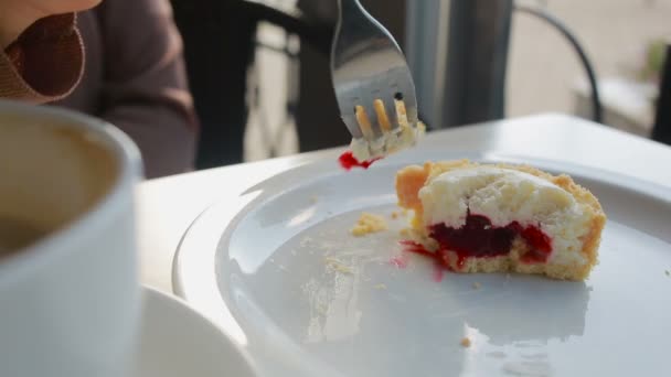 Vrouw eten taart in openlucht café. cheese cake closeup — Stockvideo