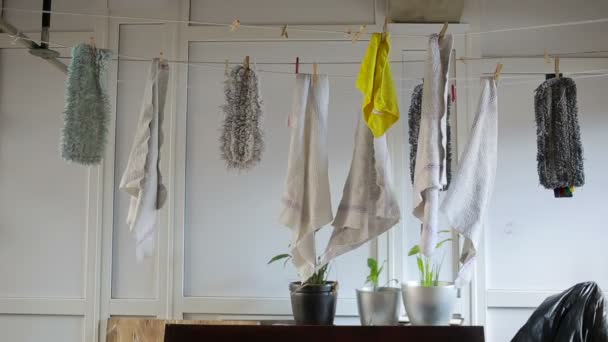 Fußmatten werden auf der Wäscheleine getrocknet. Handtücher an der Wäscheleine. Tuch im Wind — Stockvideo