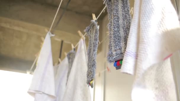 Fußmatten werden auf der Wäscheleine getrocknet. Handtücher an der Wäscheleine. Tuch im Wind — Stockvideo