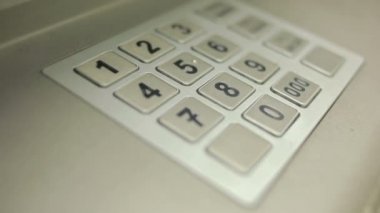 adam el ATM makine dokunmadan. parola kazanıyor.