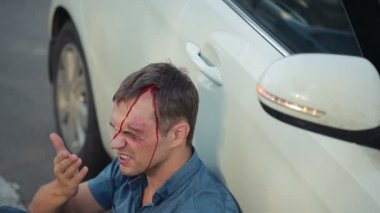 adam bir araba kazası geçirdi. Kafasını çarptı. yol kazaları yaralı yaya