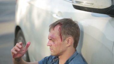 adam bir araba kazası geçirdi. Kafasını çarptı. yol kazaları yaralı yaya