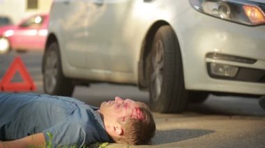 adam bir araba kazası geçirdi. Kafasını çarptı. yol kazaları yaralı yaya