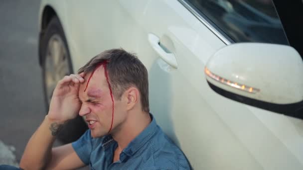 Man had a car accident. head smashed. pedestrian injured in road accidents — Stock Video