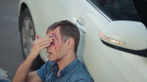 Mannen hade en bilolycka. huvud krossat. fotgängare som skadas i trafikolyckor — Stockvideo