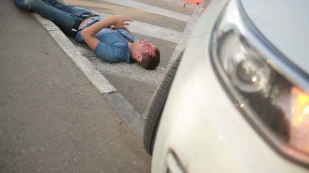 Ember volt, egy autóbalesetben. betörte a fejét. sérült a közúti balesetek gyalogos — Stock videók