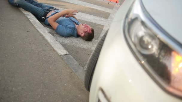 Mannen hade en bilolycka. huvud krossat. fotgängare som skadas i trafikolyckor — Stockvideo