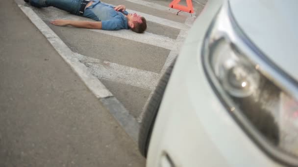 Meisje gewond in een auto ongeval man helpen. voetganger gewond bij verkeersongevallen — Stockvideo