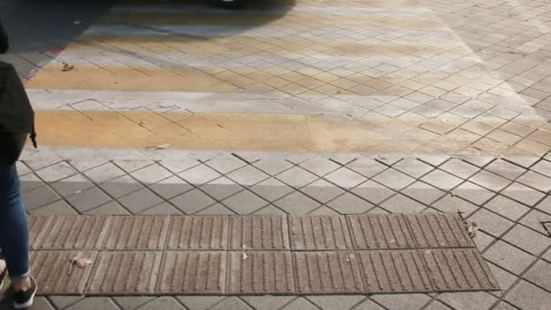 Foot crosswalk. People cross the road. feet walking on the pavement. — Stock Video