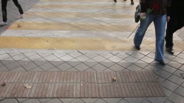 ayak yaya geçidi. İnsanlar karşıdan karşıya. kaldırımda yürürken ayakları.