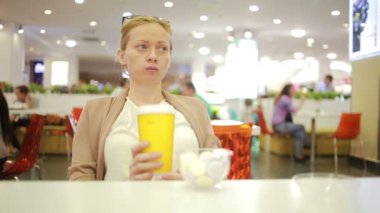 bir süpermarket kahve içmek kadın. çiğneme gıda