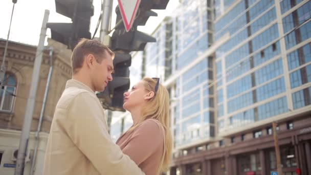 Pár objímání na ulici. životní styl. šťastná láska — Stock video