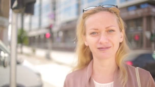 Vrouw in zonnebril permanent op een drukke straat. vrouw, een inwoner van de stad. — Stockvideo