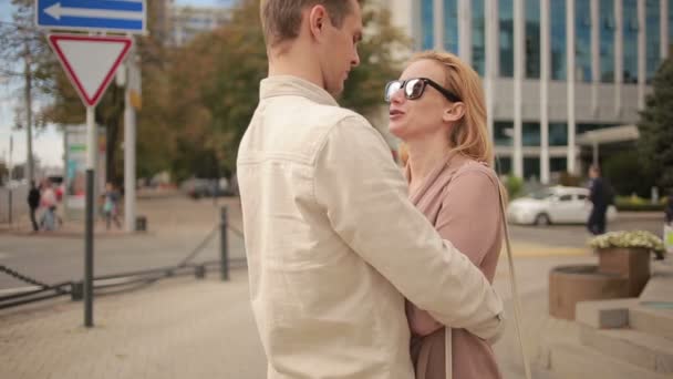 Pareja abrazándose en la calle. estilo de vida. amor feliz — Vídeos de Stock